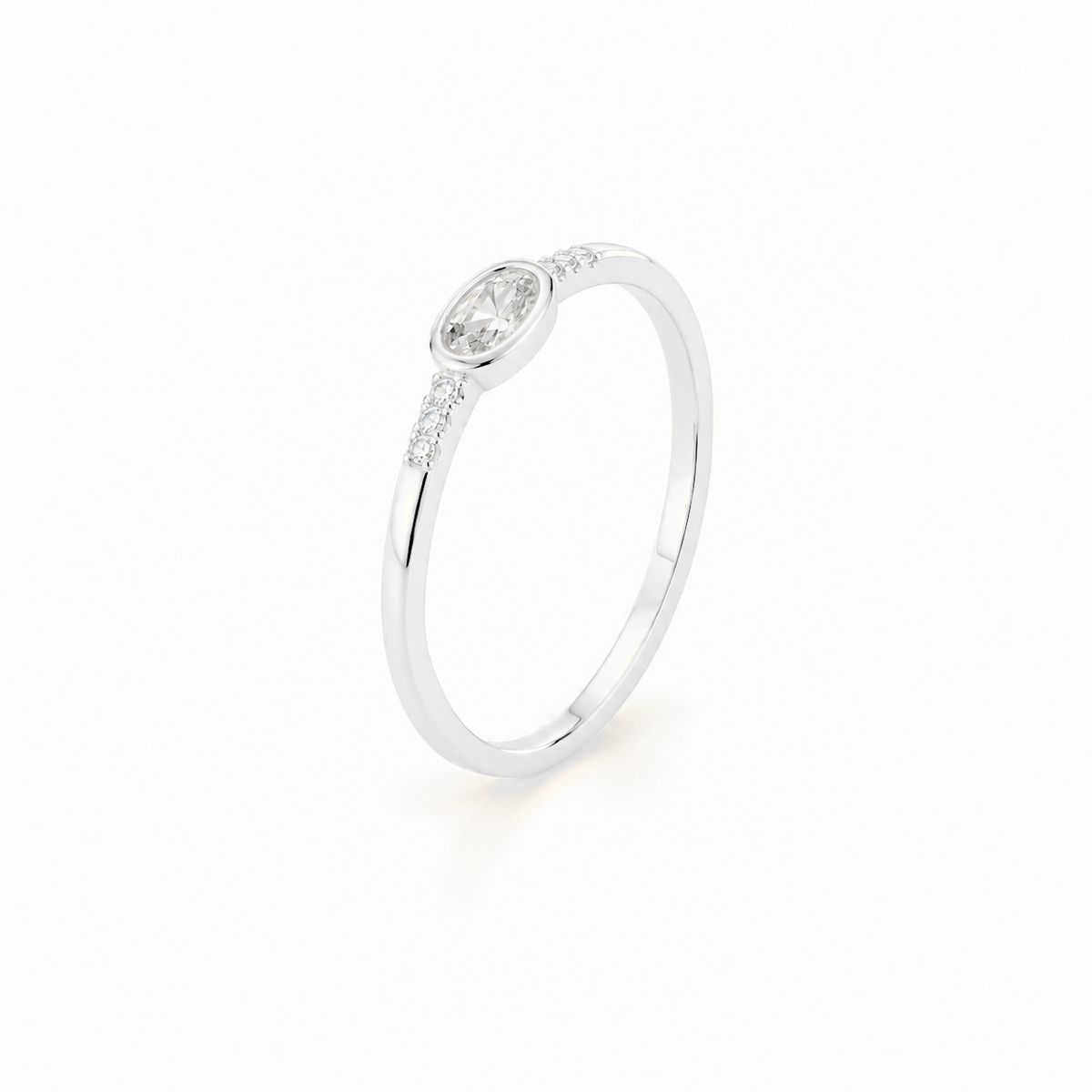 Anillo Luma con circonita ovalada blanco hielo en plata 925