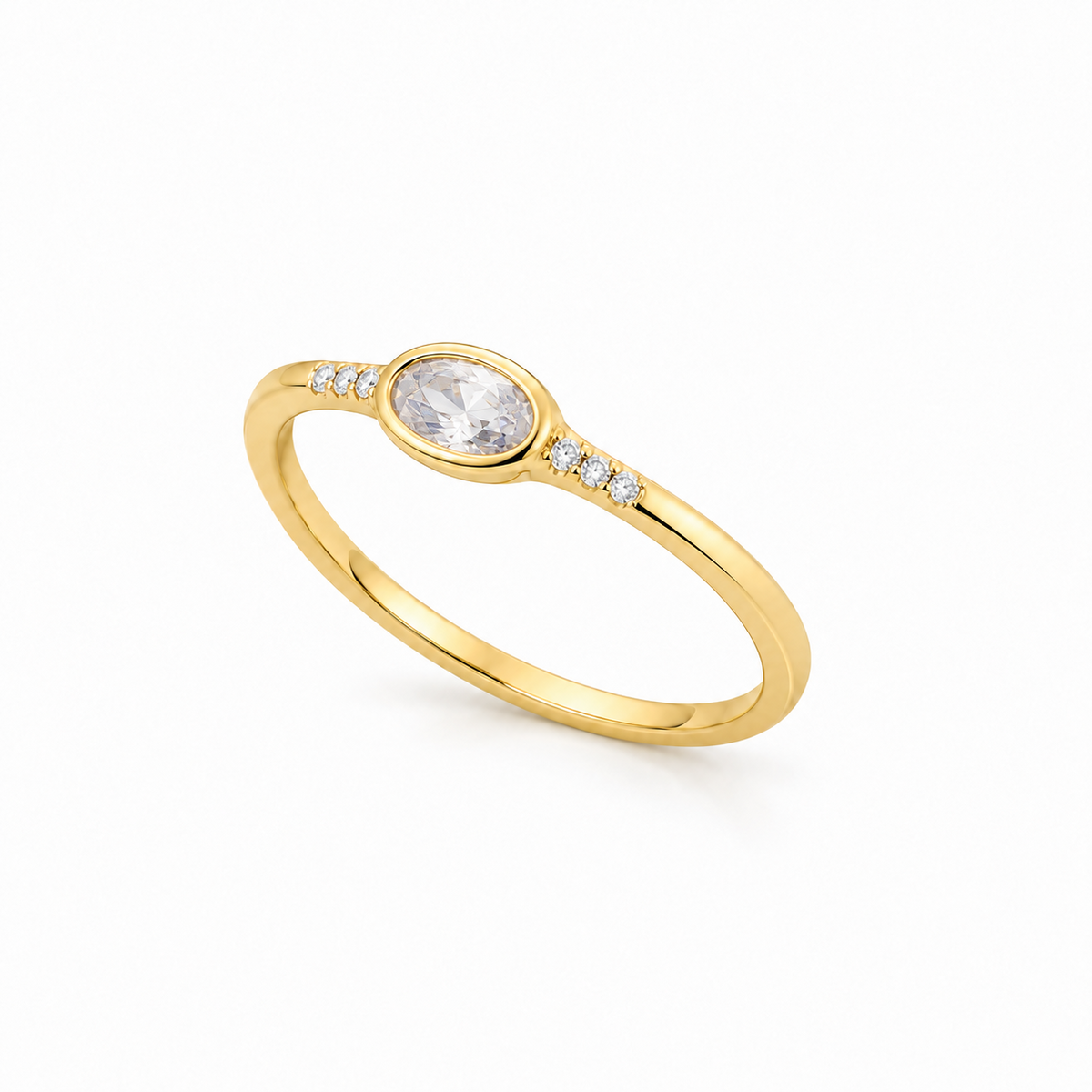 Anillo Luma con circonita ovalada blanco hielo en baño en oro de 18kt