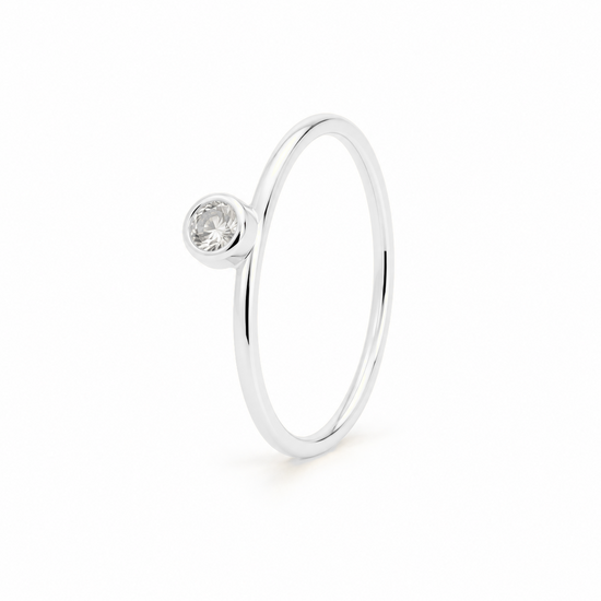Anillo Sia plata 925 con circonita blanca lateral, vista frontal