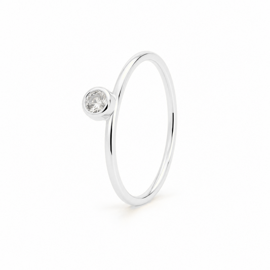 Anillo Sia plata 925 con circonita blanca lateral, vista frontal