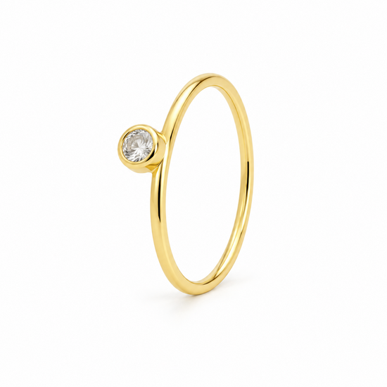 Anillo Sia baño en oro de 18kt con circonita blanca lateral, vista frontal