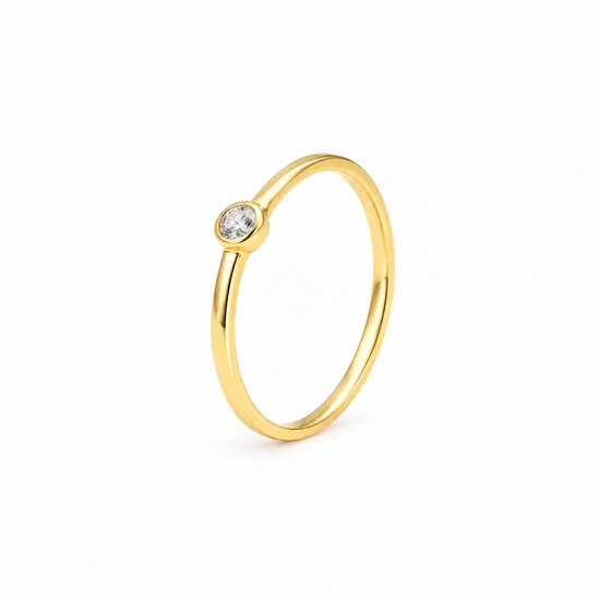 Anillo Elia baño en oro de 18kt con circonita blanca en engaste redondo, vista frontal