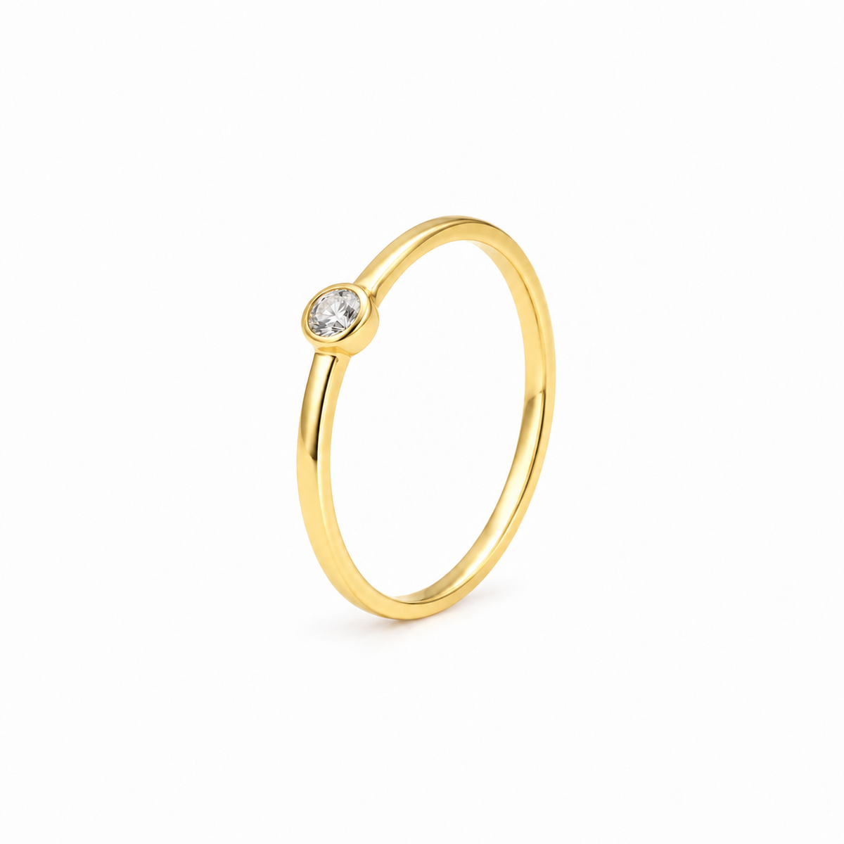 Anillo Elia baño en oro de 18kt con circonita blanca en engaste redondo, vista frontal
