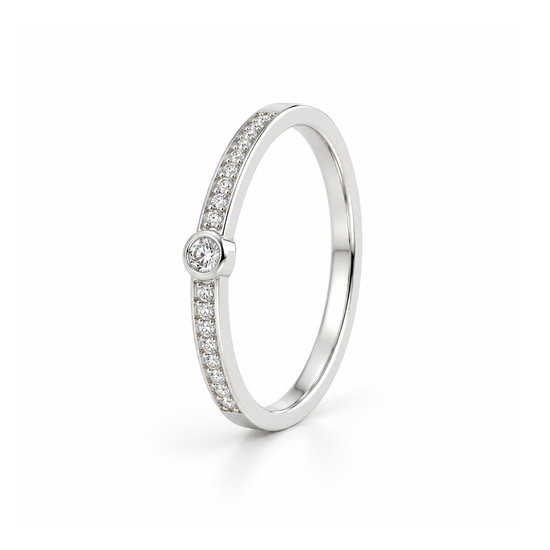Anillo Halo Line plata 925 con circonita central y circonitas en la mitad del aro, vista frontal