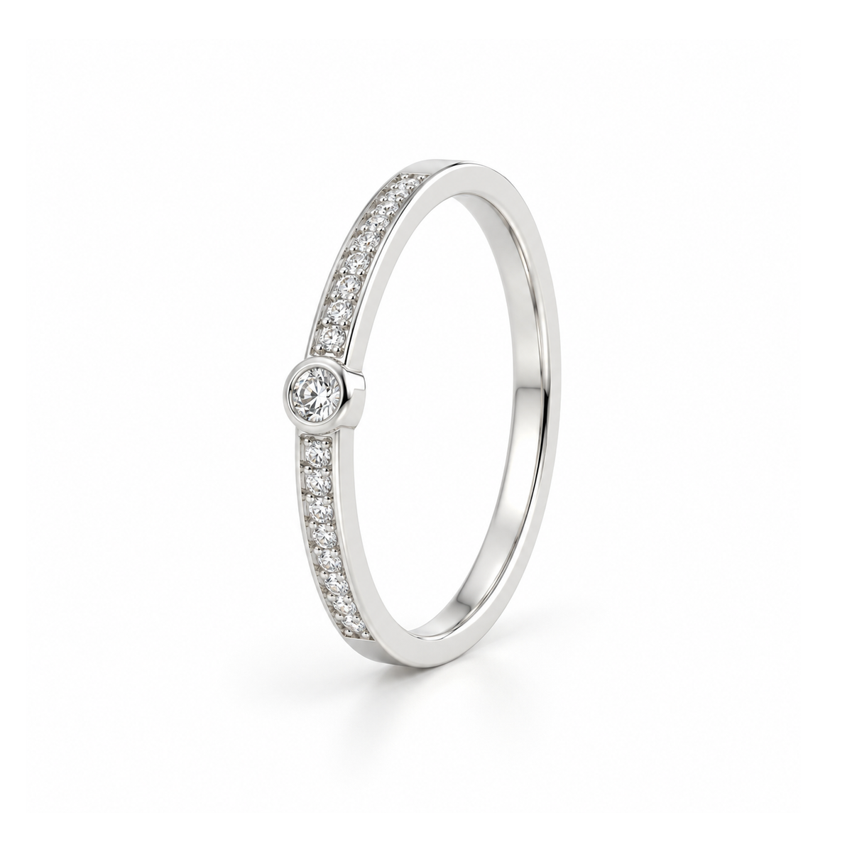 Anillo Halo Line plata 925 con circonita central y circonitas en la mitad del aro, vista frontal