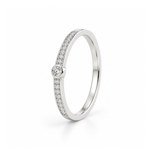 Anillo Halo Line plata 925 con circonita central y circonitas en la mitad del aro, vista frontal