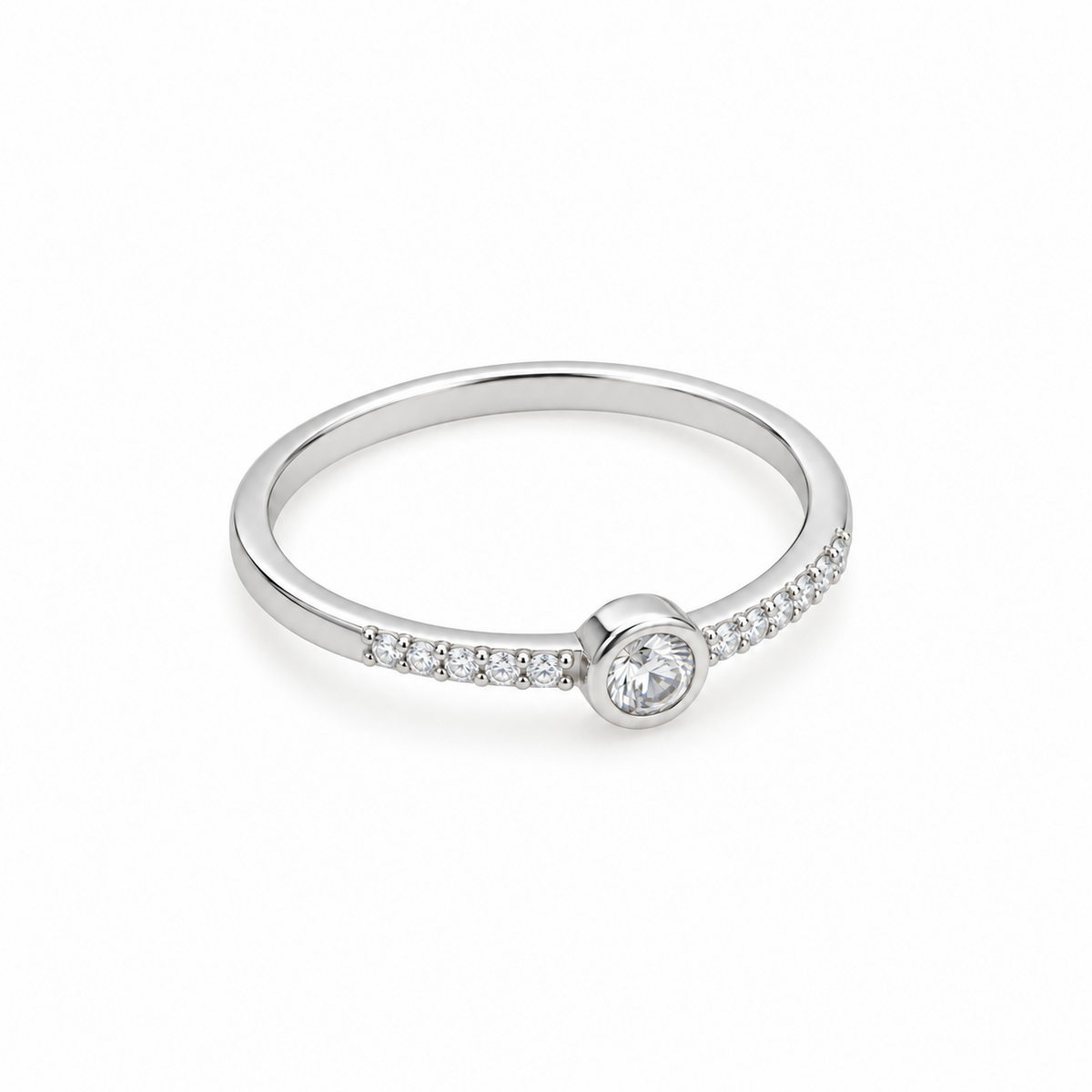 Anillo Stella Line plata 925 con circonita central y seis circonitas a cada lado, vista frontal