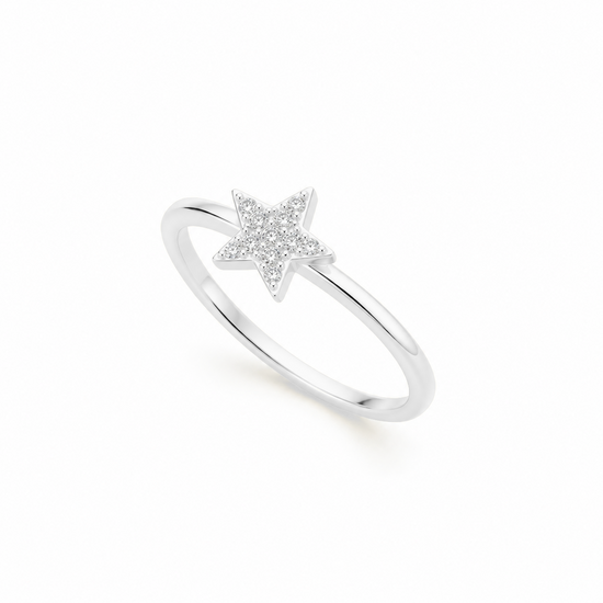 Anillo Estrella Nova plata con estrella de circonitas blancas, vista diagonal