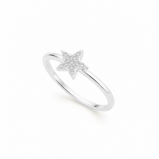 Anillo Estrella Nova plata con estrella de circonitas blancas, vista diagonal