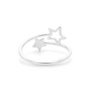 Anillo abierto plateado con una estrella calada y otra pequeña lisa, vista en perspectiva sobre fondo blanco.