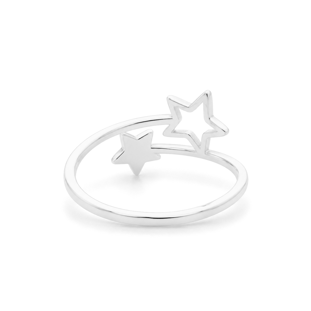 Anillo abierto plateado con una estrella calada y otra pequeña lisa, vista en perspectiva sobre fondo blanco.