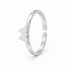 Anillo abierto plateado con una mariposa lisa sobre un aro fino, vista en perspectiva sobre fondo blanco.