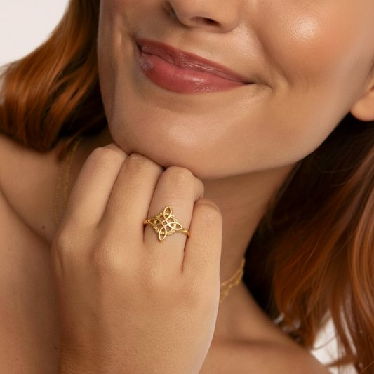 Anillo Nudo de Bruja plata baño en oro de 18kt